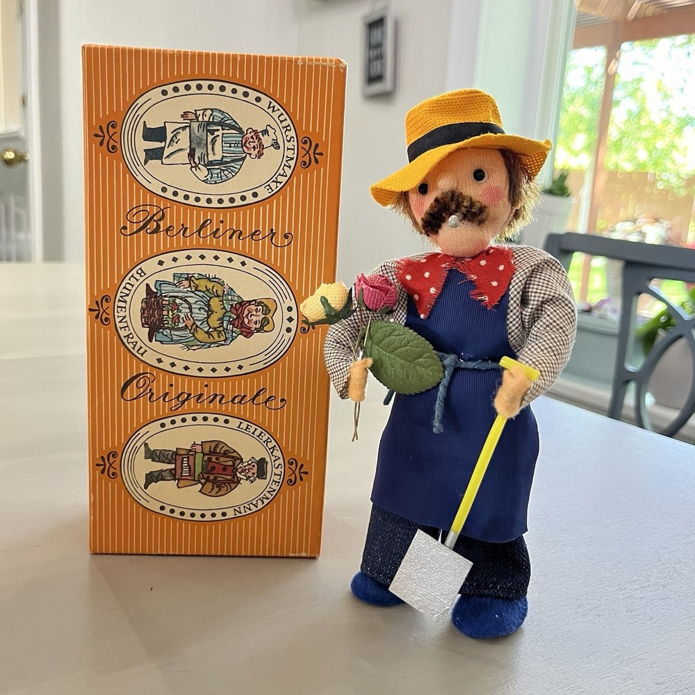 Souvenir Aus Berlin Hauptstadt DER DDR Kopenick Gardener Florist Cloth Doll VTG